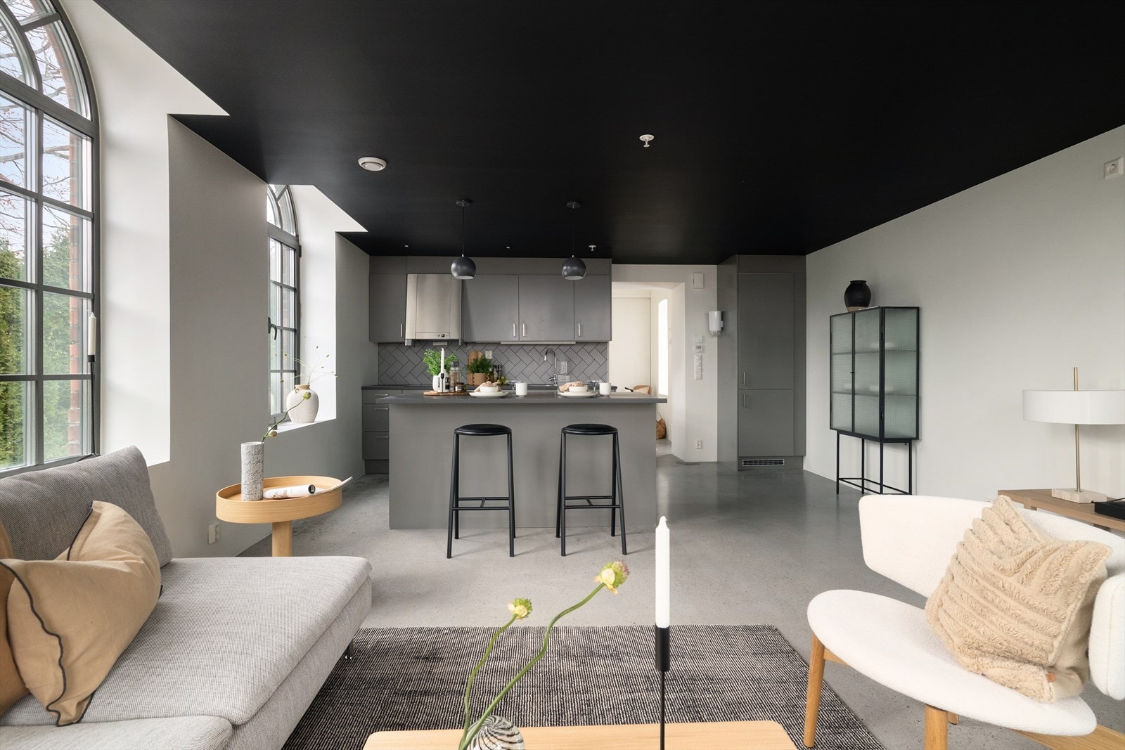 Dette er rett og slett en leilighet for deg som ønsker noe mer enn bare et sted å bo.
Et sted med identitet. Med atmosfære. Med særpreg. Galleribilde