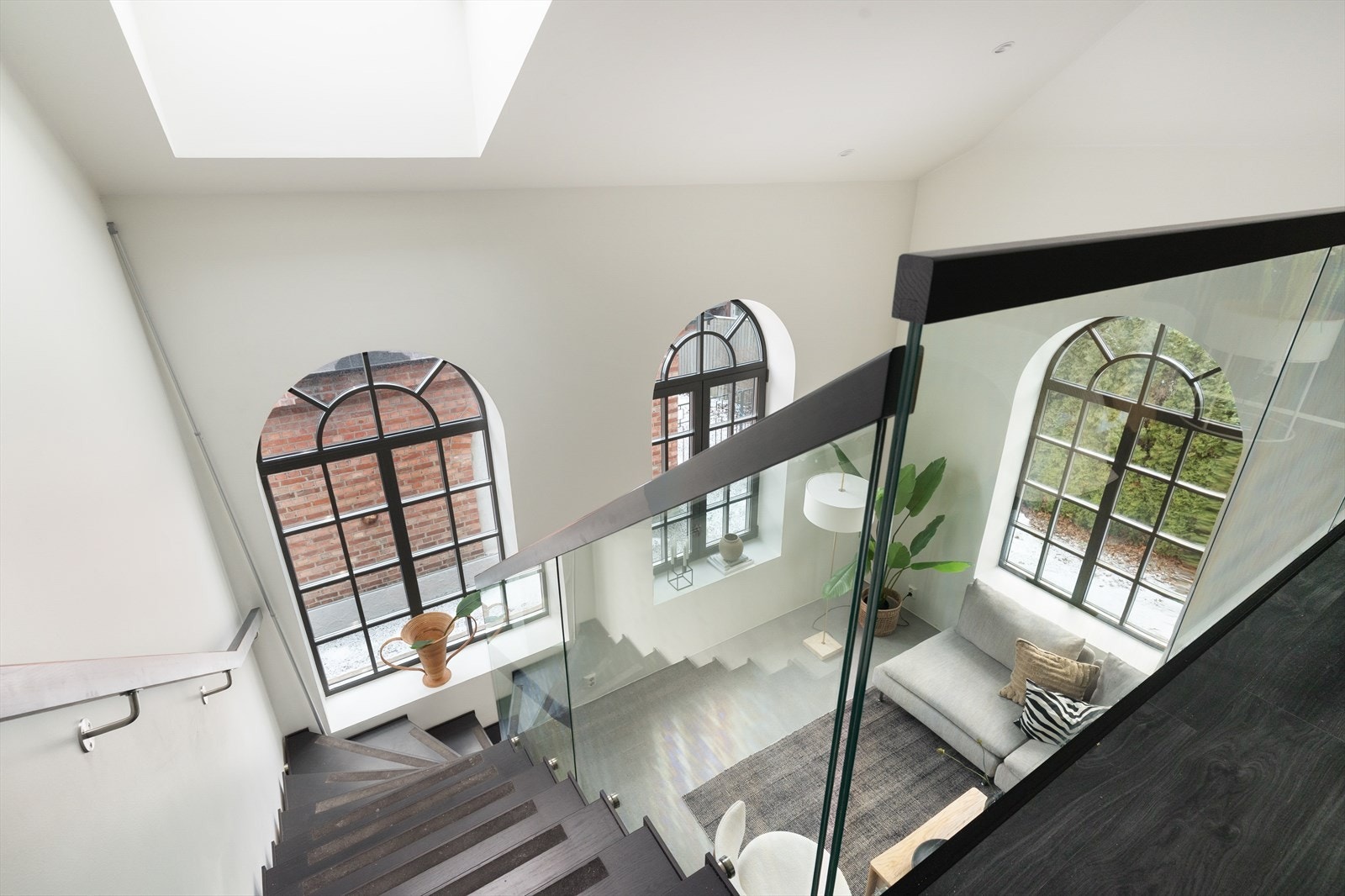 I tillegg til store vindusflater er det også et takvindu som sikrer gode lysforhold! Galleribilde