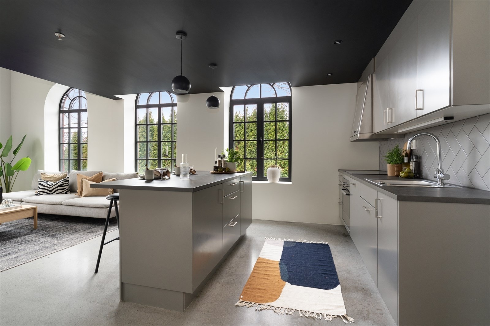 På kjøkkenet er det innredning i en dus grå fargetone som passer fint inn med resten av etasjen. Galleribilde