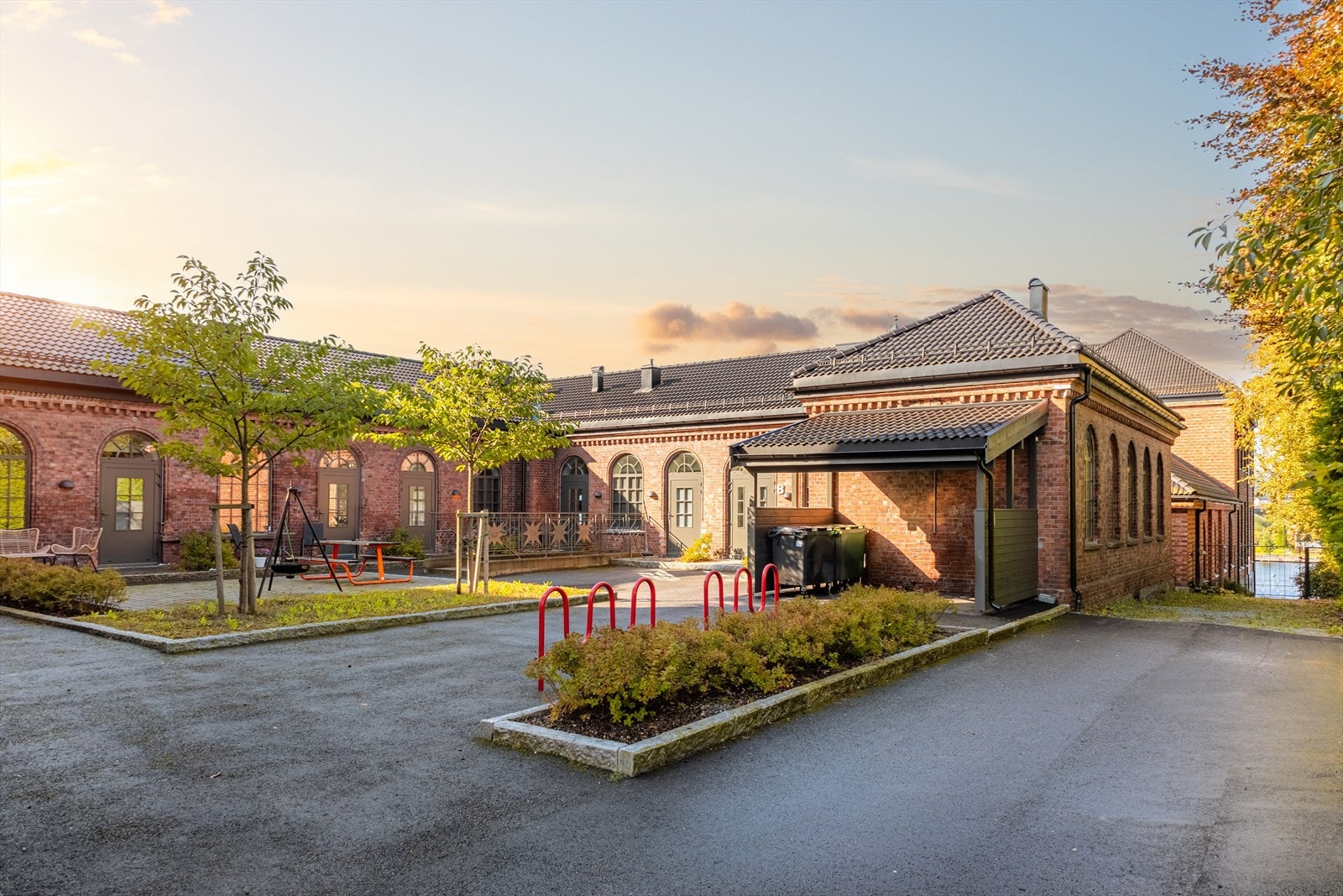 Leiligheten ligger fint og idyllisk til i bydelen Osebakken, som er en av Porsgrunns eldste bydeler, med nærhet til båthavn og Osebakkenstranda. Galleribilde