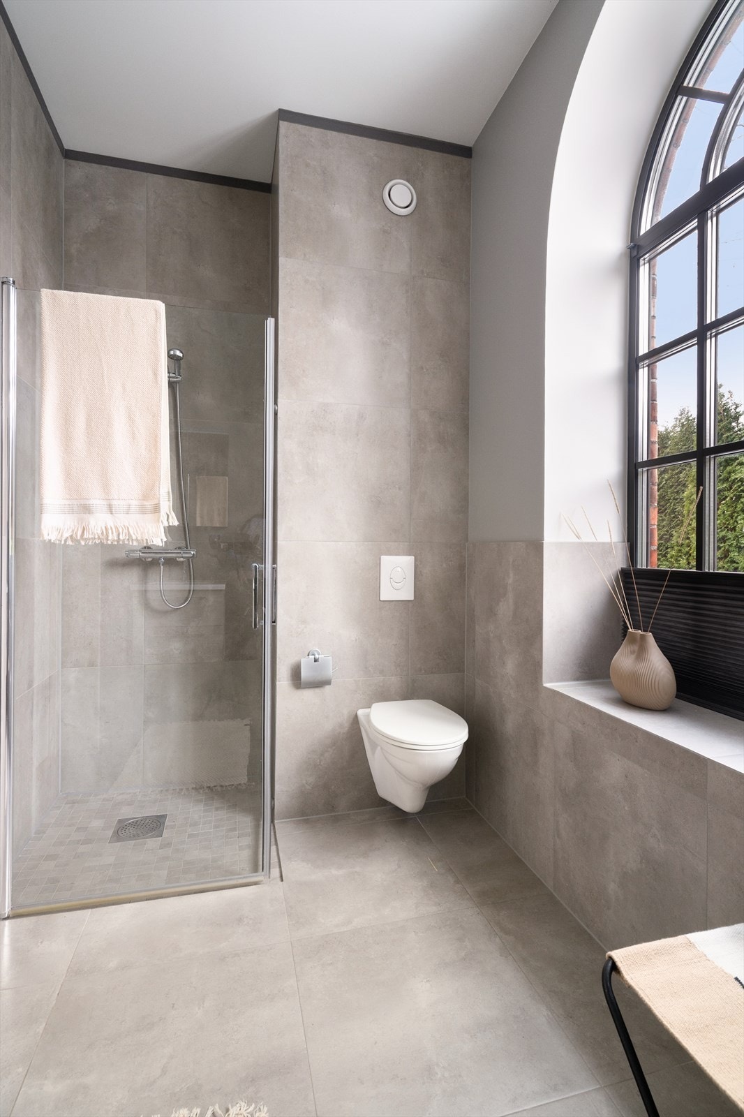 Øverste del av veggoverflatene har malte, tapetserte plater bortsett fra i dusjsonen hvor det er flis helt opp. Galleribilde