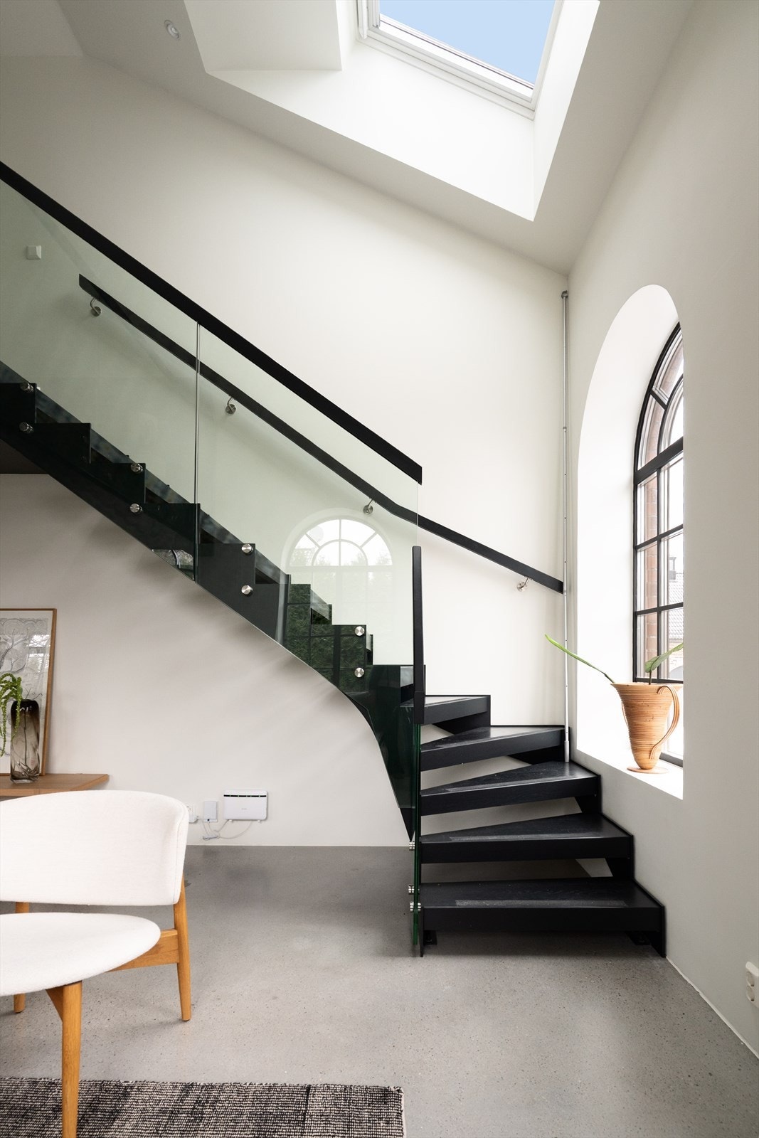 Den stilige trappen har glassrekkverk for god romfølelse! Galleribilde