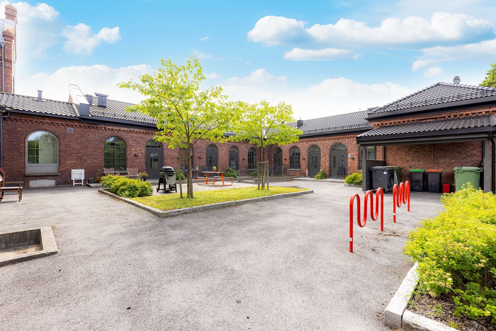 Det er også opparbeidet noe grøntareal med beplantning, felles overbygget avfallsdepot og sykkelstativ. Galleribilde