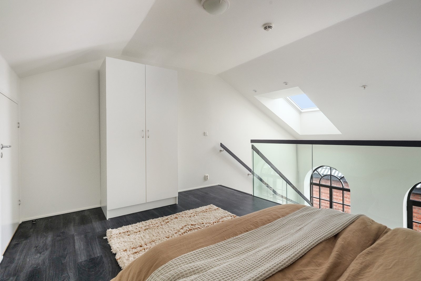 Her er det garderobeskap med god plass til klesoppbevaring. Galleribilde