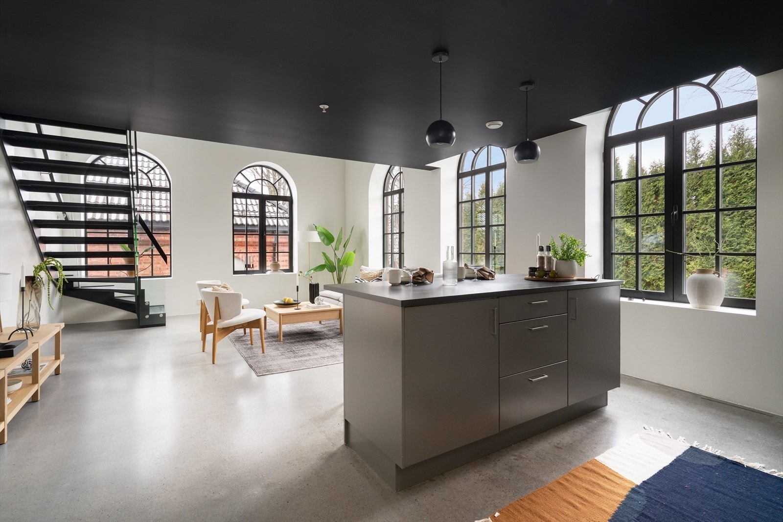 Planløsningen utnytter arealet svært godt, og rommene glir naturlig over i hverandre. Resultatet er en bolig som føles større enn sine kvadratmeter, og langt mer unik enn man forventer. Galleribilde