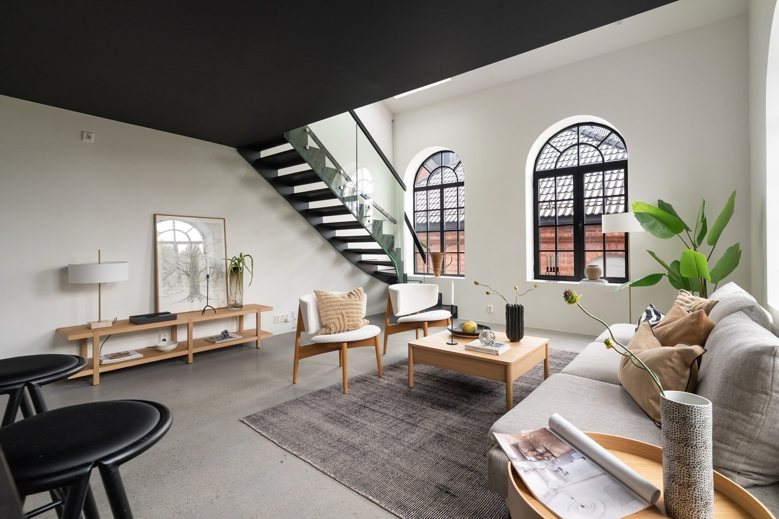 Her er det tenkt helhet: kule materialvalg, moderne løsninger, vannbåren varme og et uttrykk som balanserer det røffe og det elegante Galleribilde