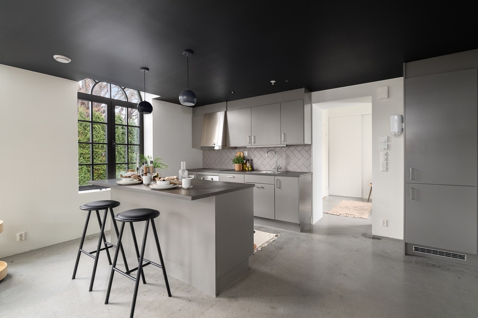 Kjøkkenet har integrerte hvitevarer som oppvaskmaskin, platetopp, stekeovn og kjøl/fryseskap, og over kokesonen er det avtrekksvifte som er tilkoblet balansert ventilasjonsanlegg. Galleribilde