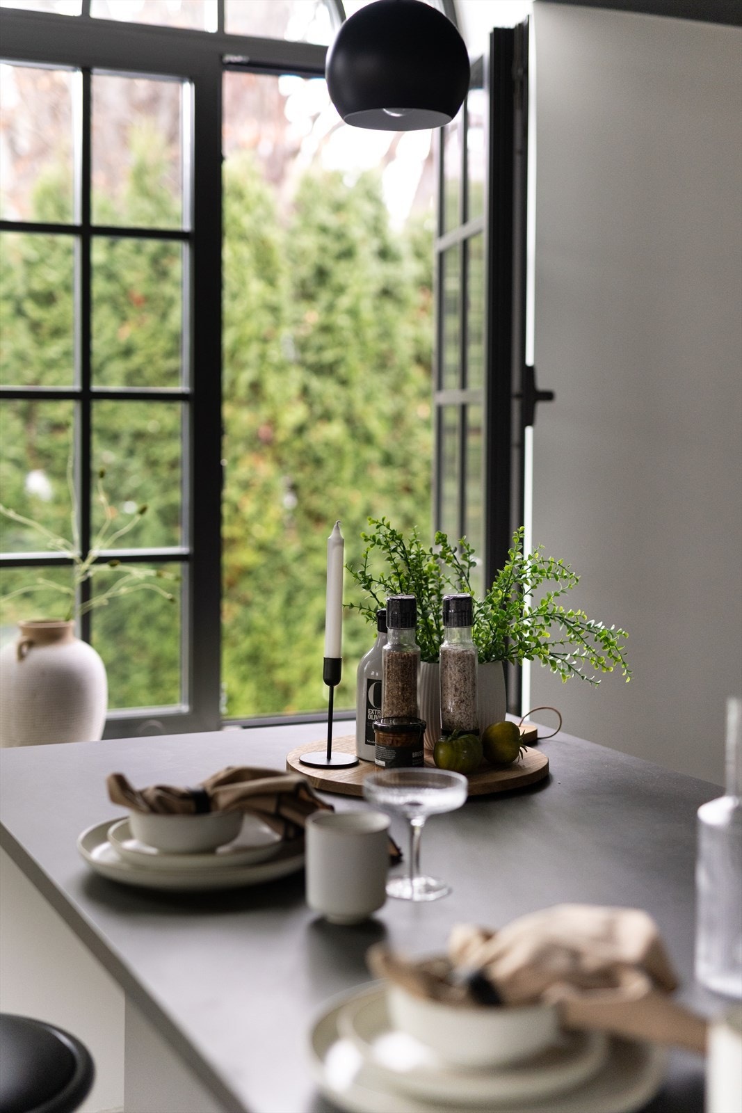 Fra Osebakken er det kort gangavstand via hyggelige boliggater og Osebrostrøket til Porsgrunns sentrumsgater med spisesteder, butikker og kulturliv med Ælvespeilet og gallerier. Galleribilde