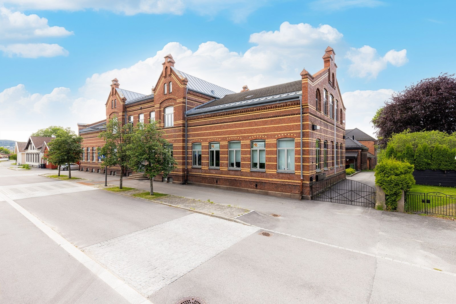 Fra eiendommen har man kort gangavstand via hyggelige boliggater og Osebro-strøket til Porsgrunns sentrumsgater med spisesteder, butikker og kulturliv med Ælvespeilet og gallerier. Galleribilde