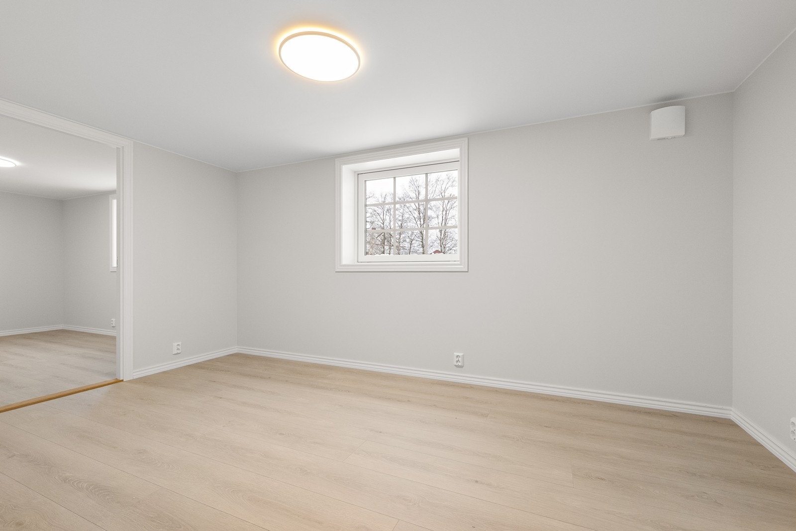 I kjelleren er det en romslig kjellerstue med god plass til sofamøblement og TV-bord. Galleribilde