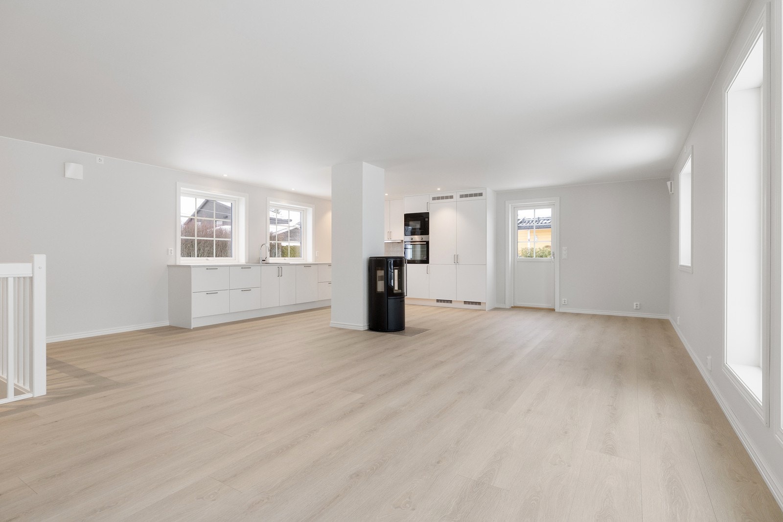 I stuen er det god plass til spisegruppe, sofamøblement og TV-bord. Galleribilde