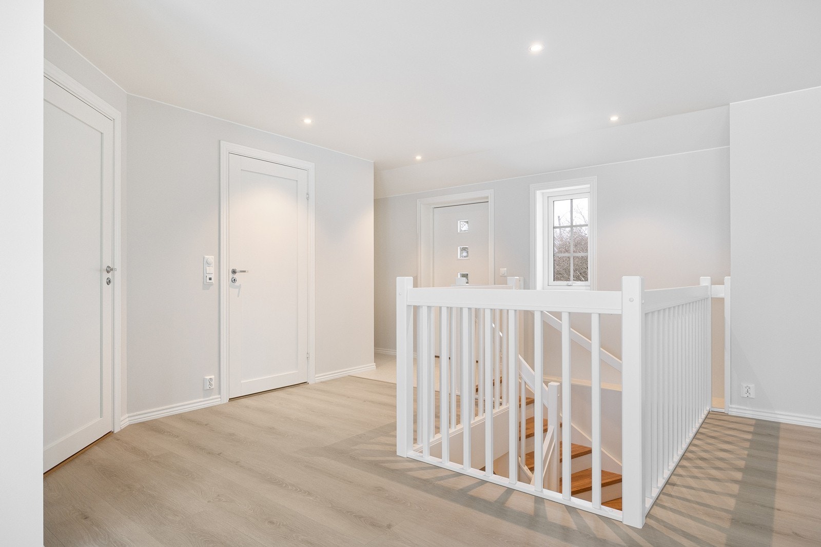 Entré med nisje med plass til å henge fra seg yttertøyet. Galleribilde