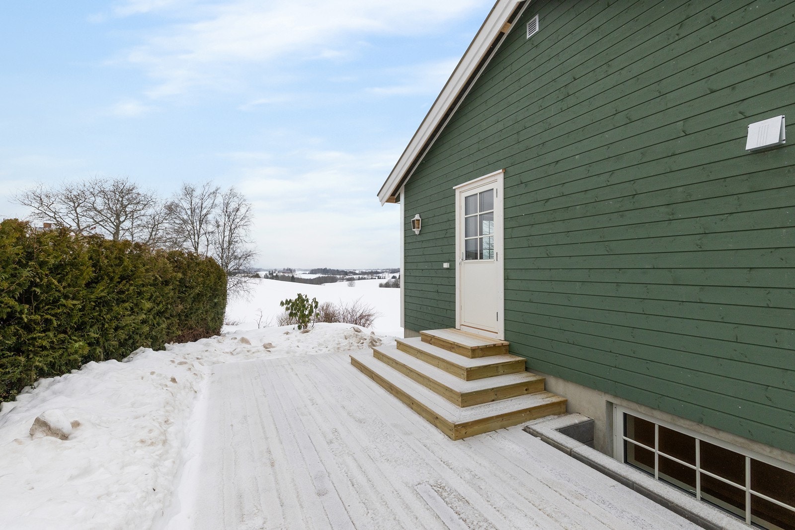 Terrassen er målt til ca. 24 kvm og har god plass til utemøblement. Galleribilde