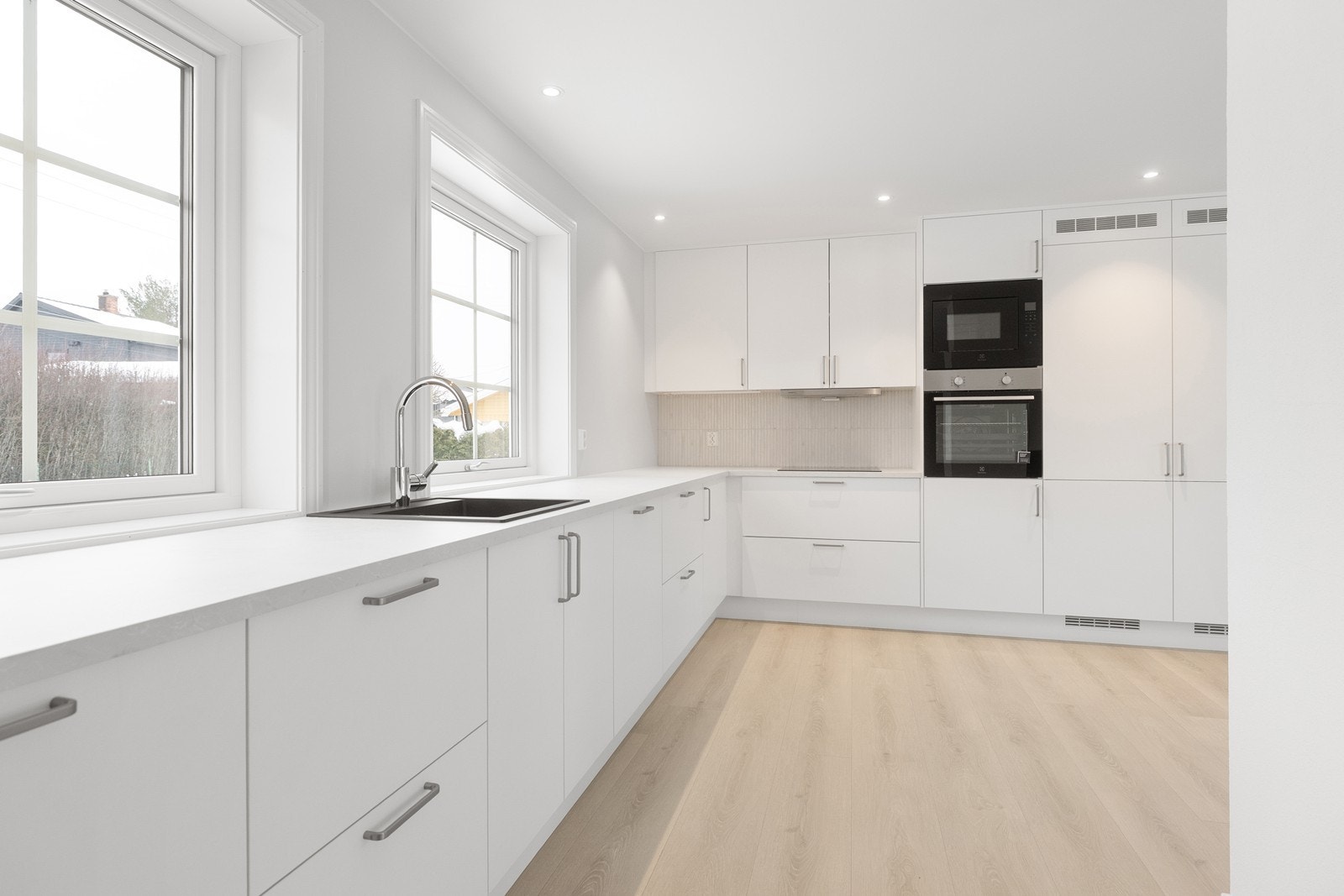 Kjøkkenet har hvitevarer som koketopp, stekeovn, mikro, oppvaskmaskin, fryse- og kjøleskap integrert i innredningen. Galleribilde