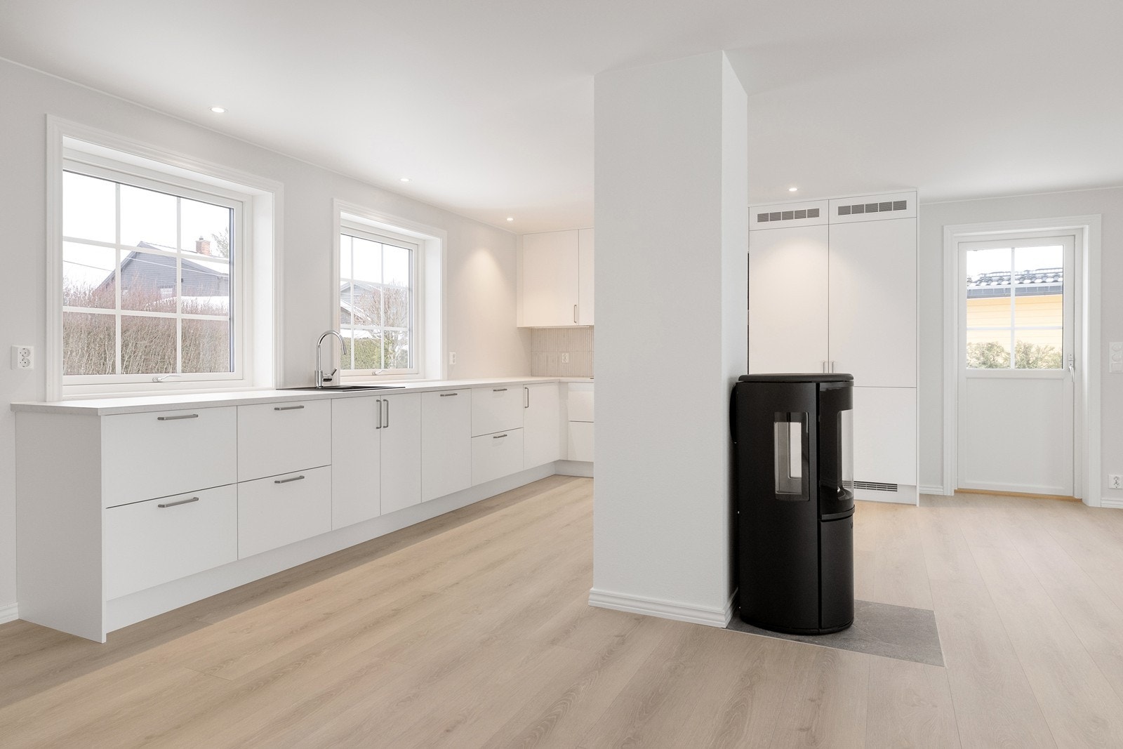 Kjøkkenet har god arbeidslys fra spotter i tak og store vinduer. Galleribilde