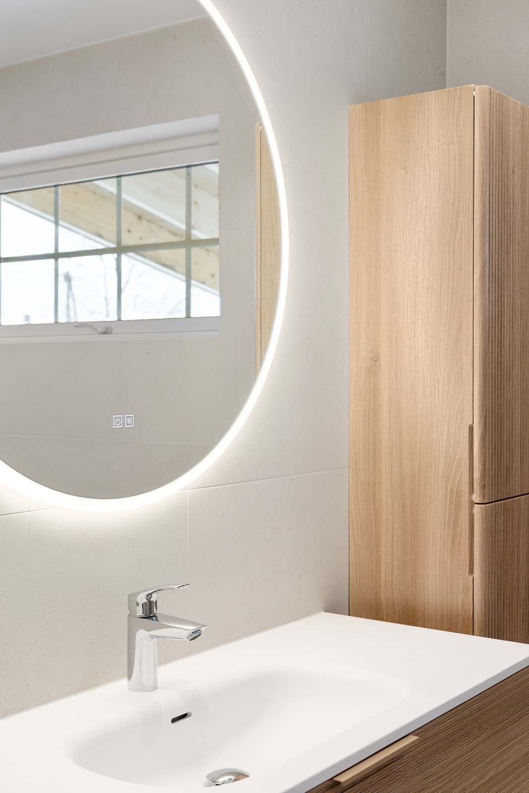 Speil med belysning med justering av fargetemperatur og dimming. Samt anti-dugg funksjon. Galleribilde