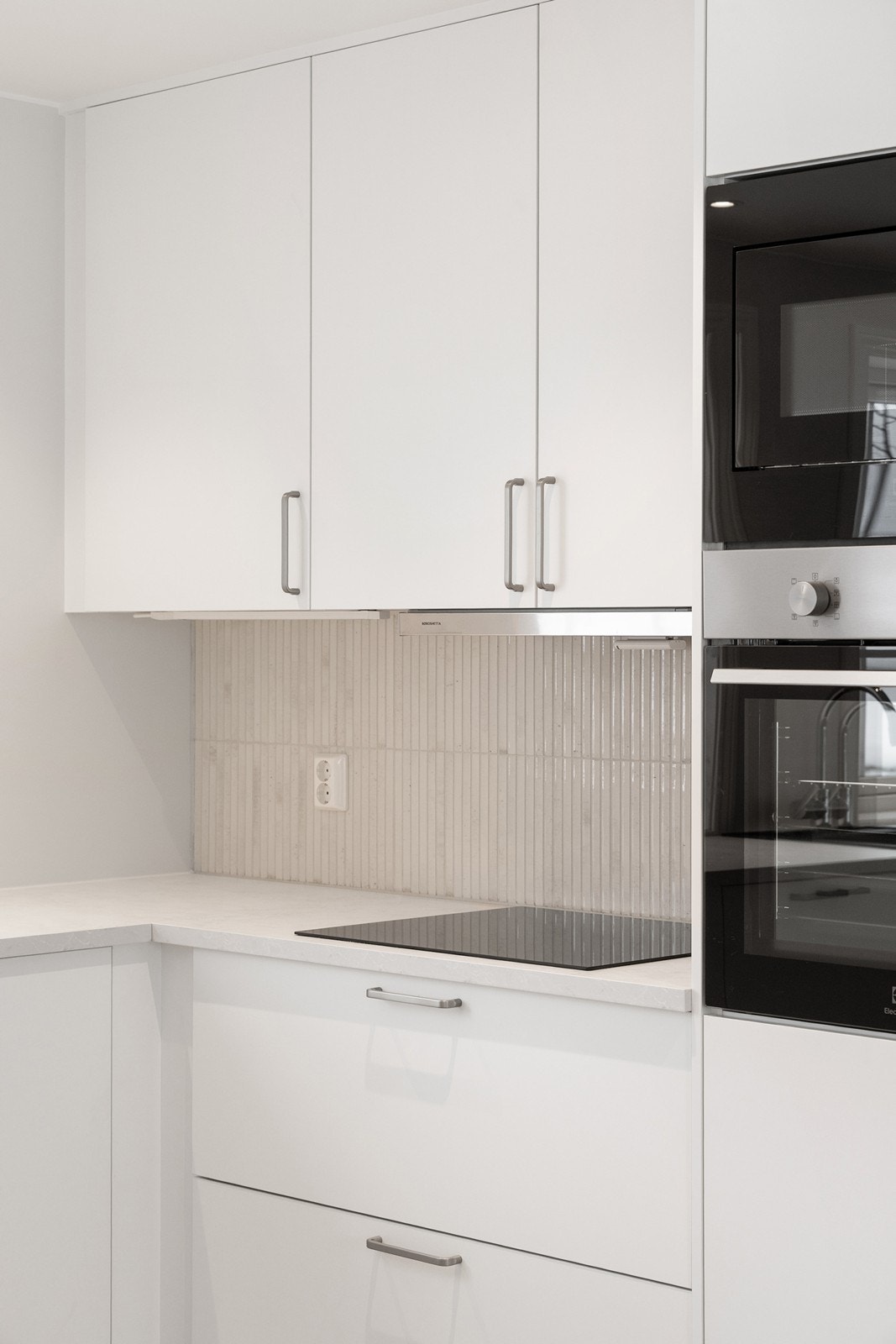 På kjøkkenet er det god plass til å oppbevare utstyr i skap, skuffer og på benkeplate. Galleribilde