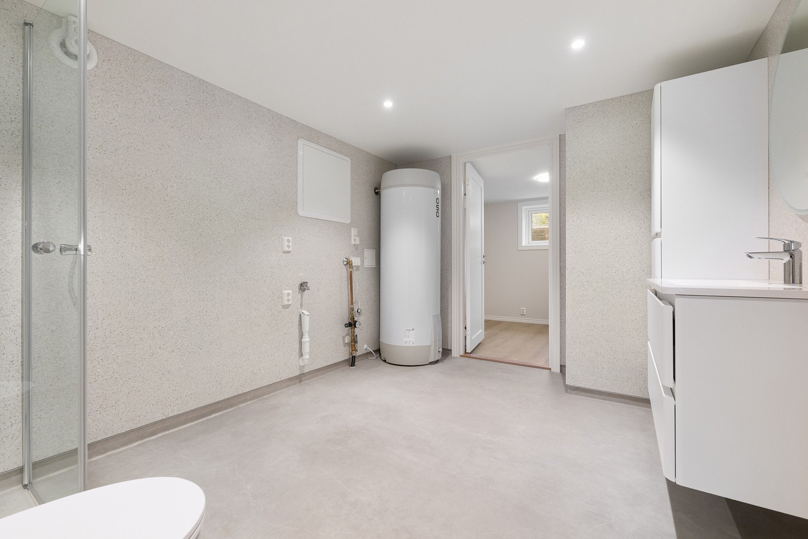 På badet er det opplegg for vaskemaskin og tørketrommel. Galleribilde