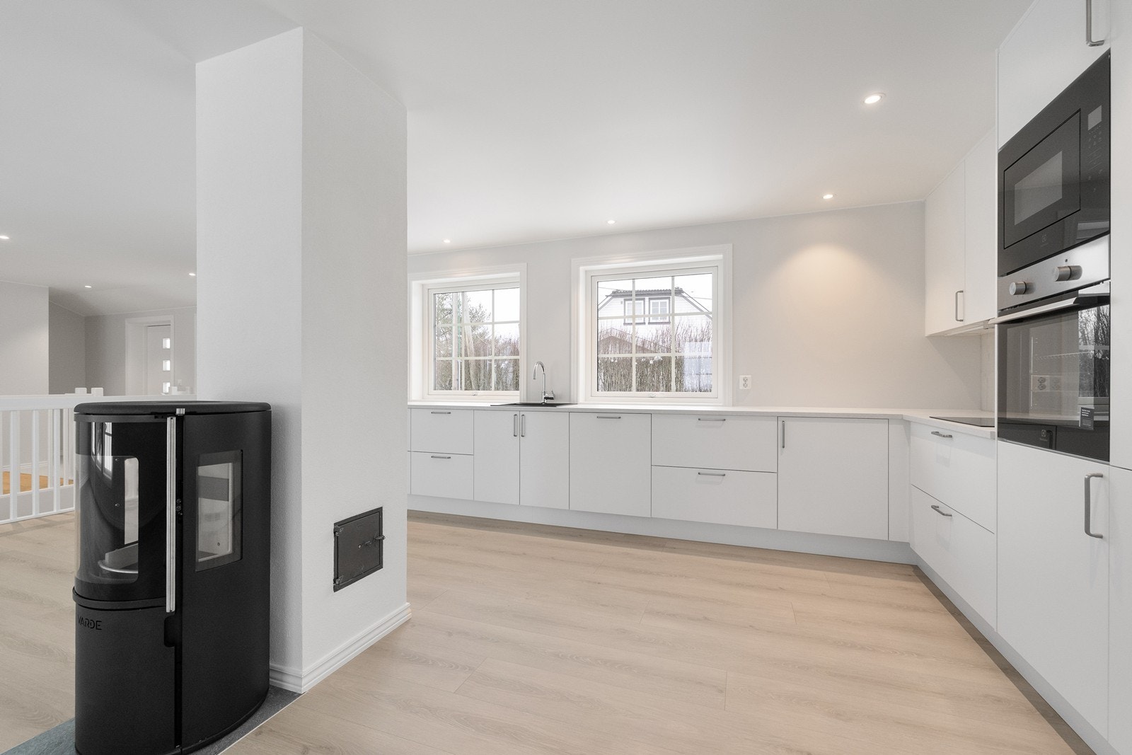 Pen kjøkkeninnredning med slette fronter og benkeplate av laminat. Galleribilde