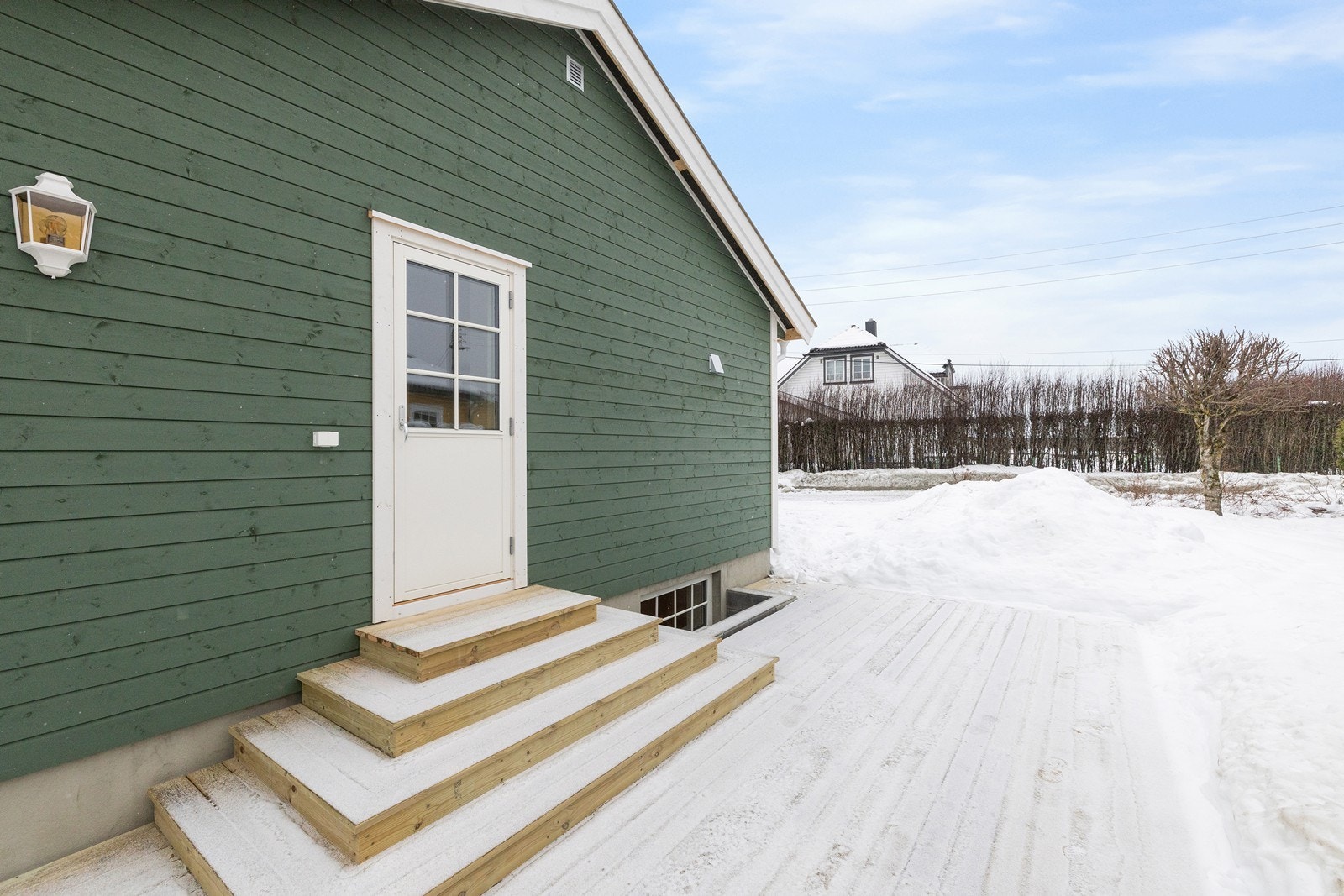 Fra stue i 1. etasje er det utgang til en terrasse. Galleribilde