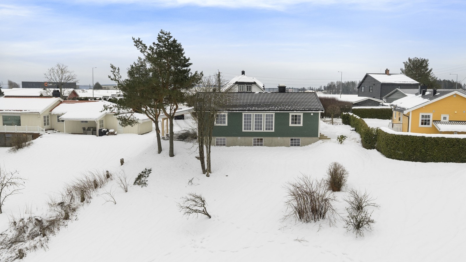 Eiendommen har en stor tomt og er på ca. 942,5 kvm. Galleribilde