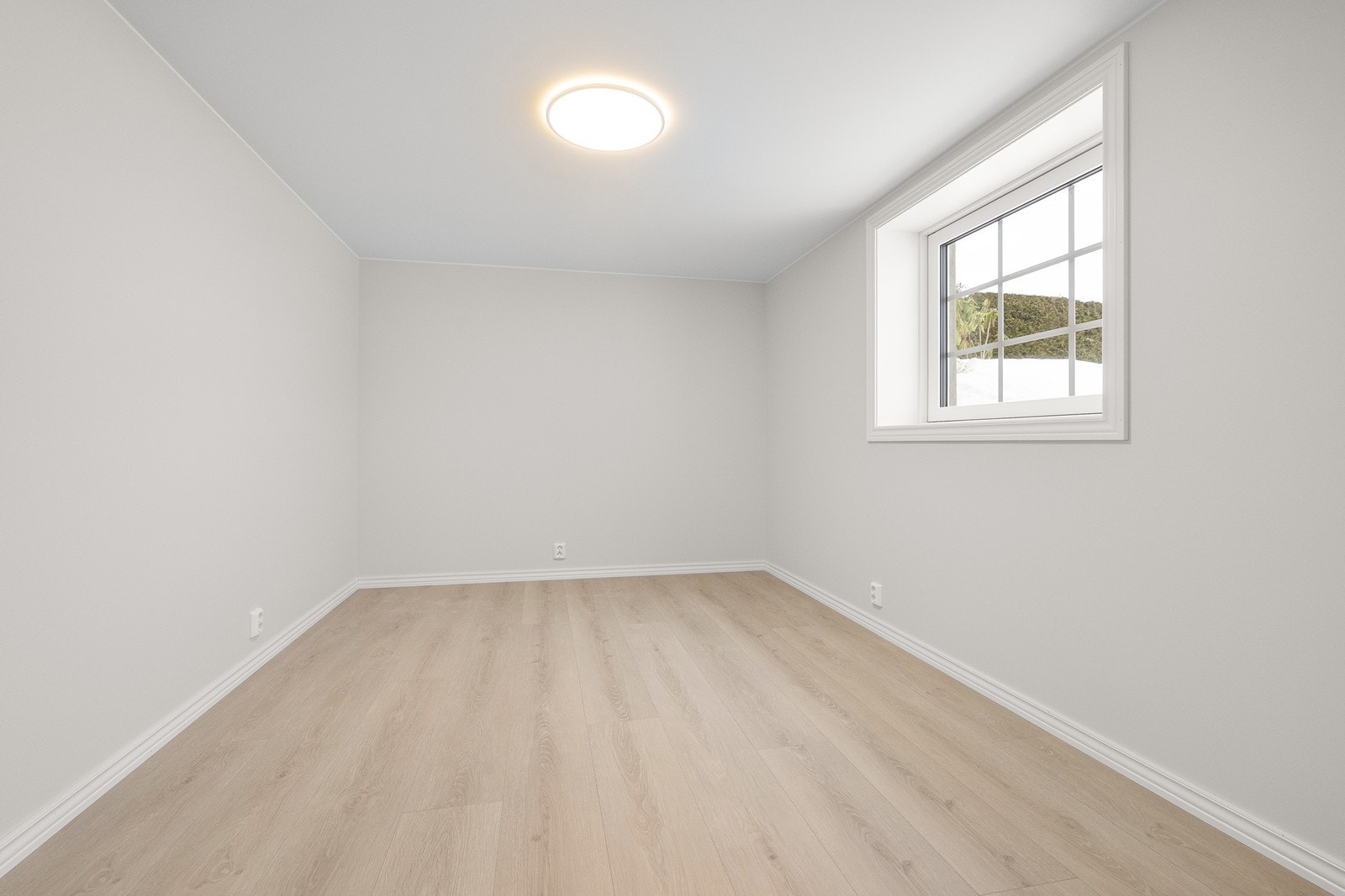 I kjeller er det 3 soverom med gode garderobemuligheter. Galleribilde