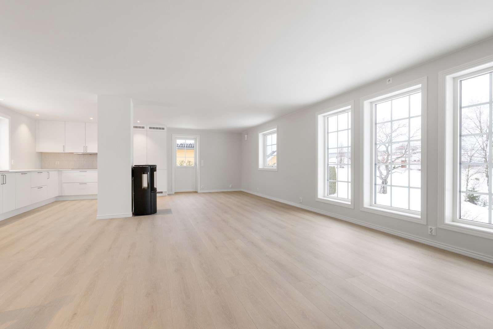 Stuen har laminat på gulv og malte veggoverflater. Her er det god mulighet for å sette sitt eget preg på boligen. Galleribilde