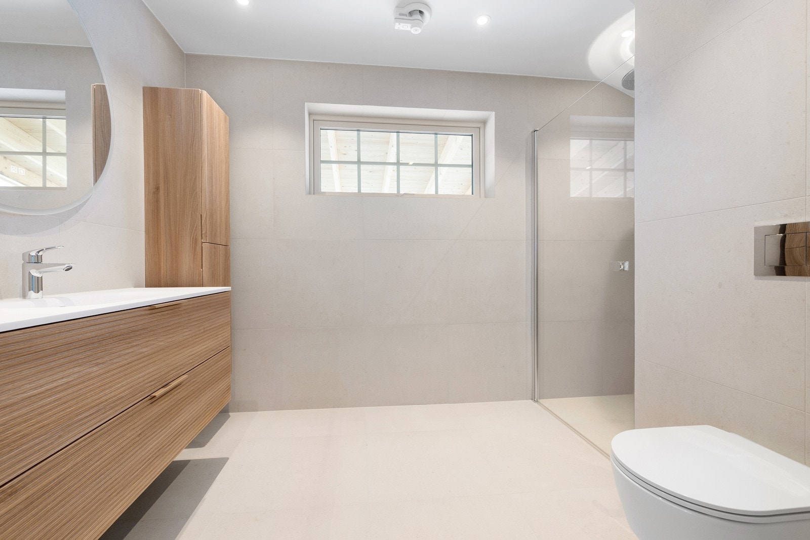 Moderne flislagt baderom med gulvvarme. Galleribilde