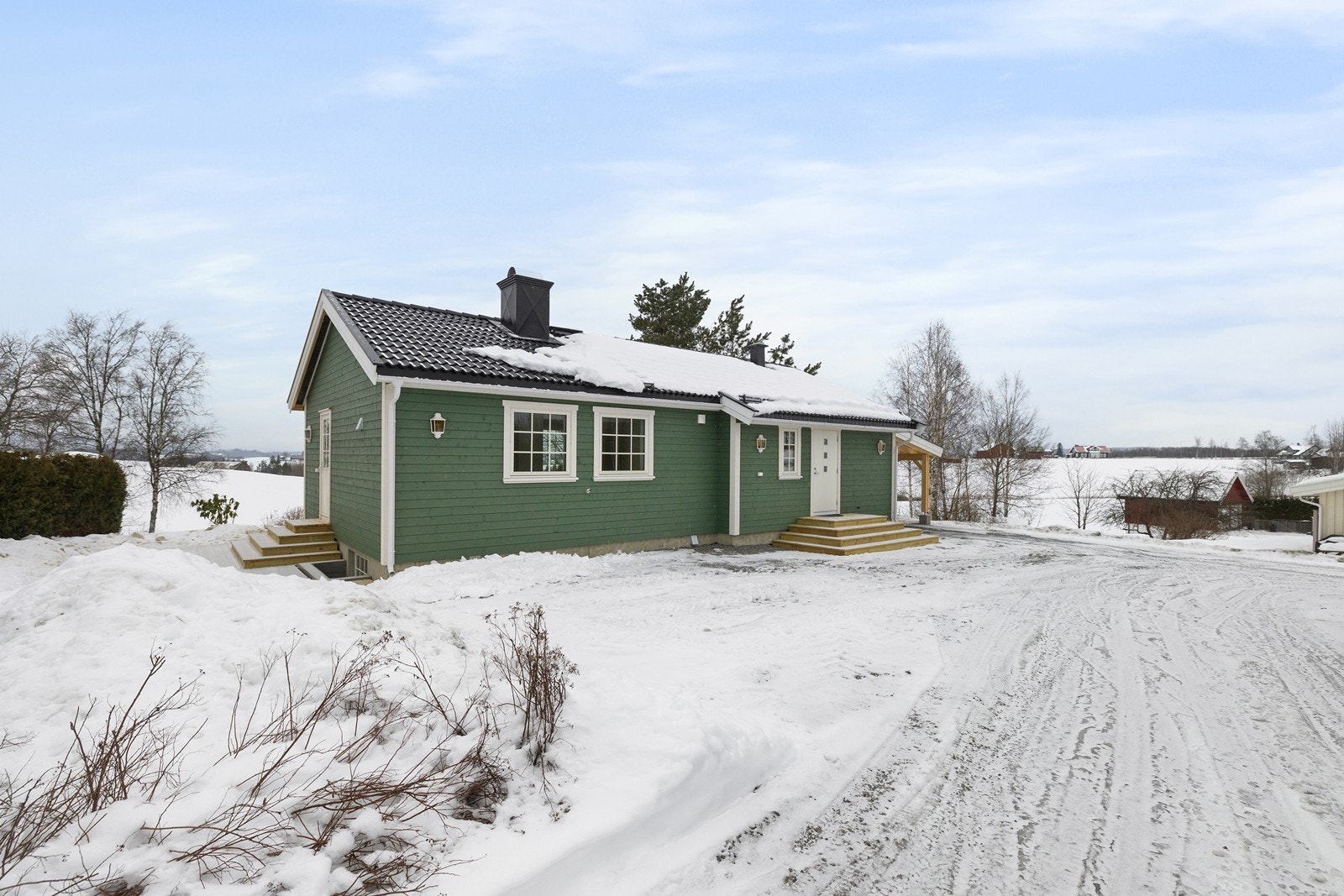 Boligen har en barnevennlig og landlig beliggenhet på Kløfta i Ullensaker kommune. Galleribilde