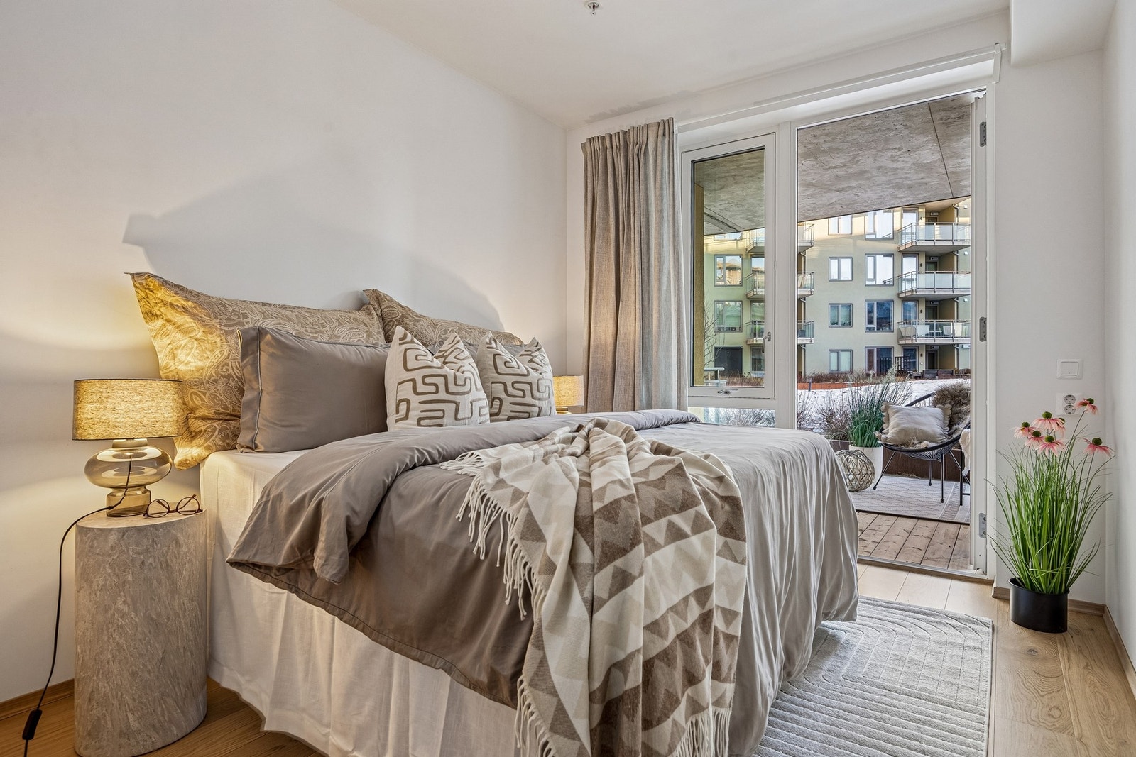 Romslig og rolig soverom med god plass til dobbeltseng, garderobeløsning og direkte utgang til en stor og skjermet terrasse. Galleribilde