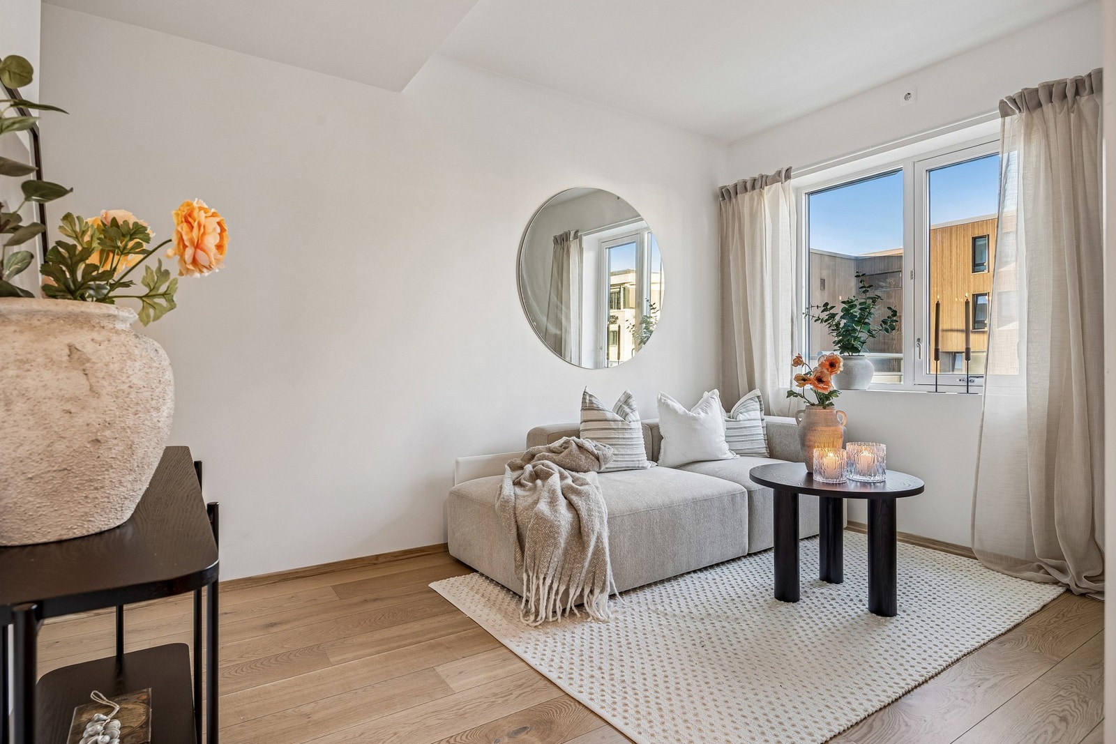 Boligen har laminatgulv og lyse, malte overflater som gir et luftig og stilrent uttrykk. Galleribilde