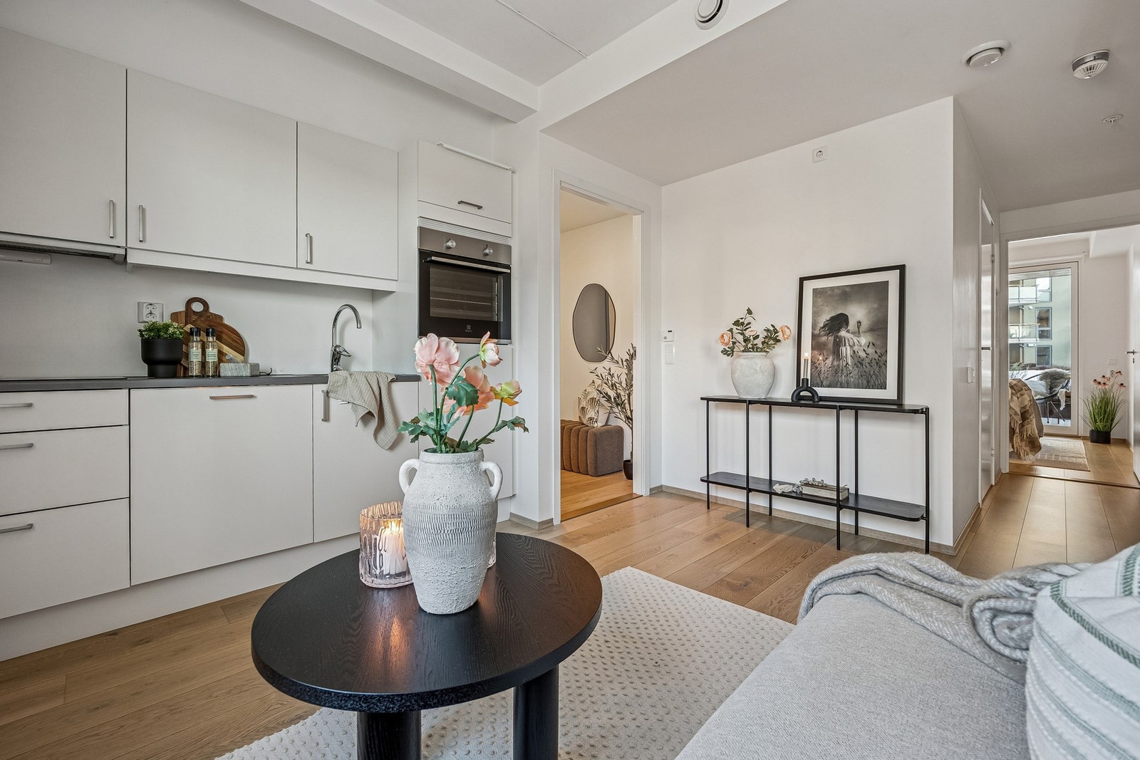 Den åpne løsningen mot stue gjør kjøkkenet til et naturlig samlingspunkt i boligen. Galleribilde