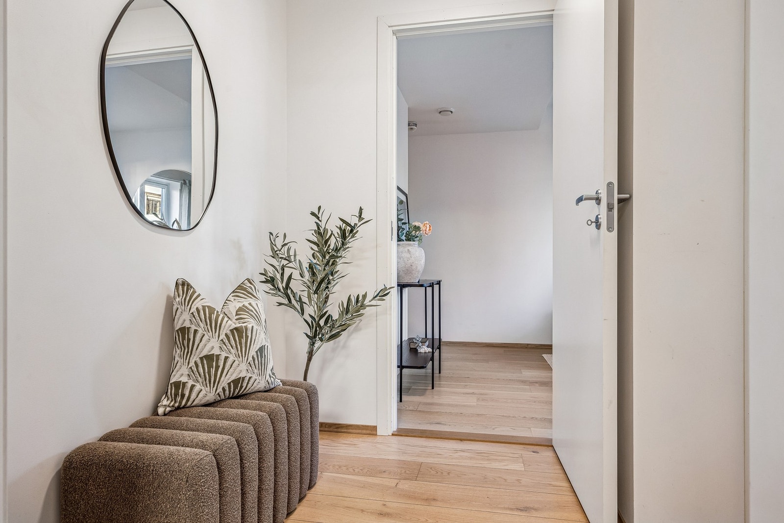 Leiligheten ønsker deg velkommen med en praktisk og romslig entré som gir et godt førsteinntrykk, med god plass til garderobeløsning, sko- og oppbevaring. Galleribilde