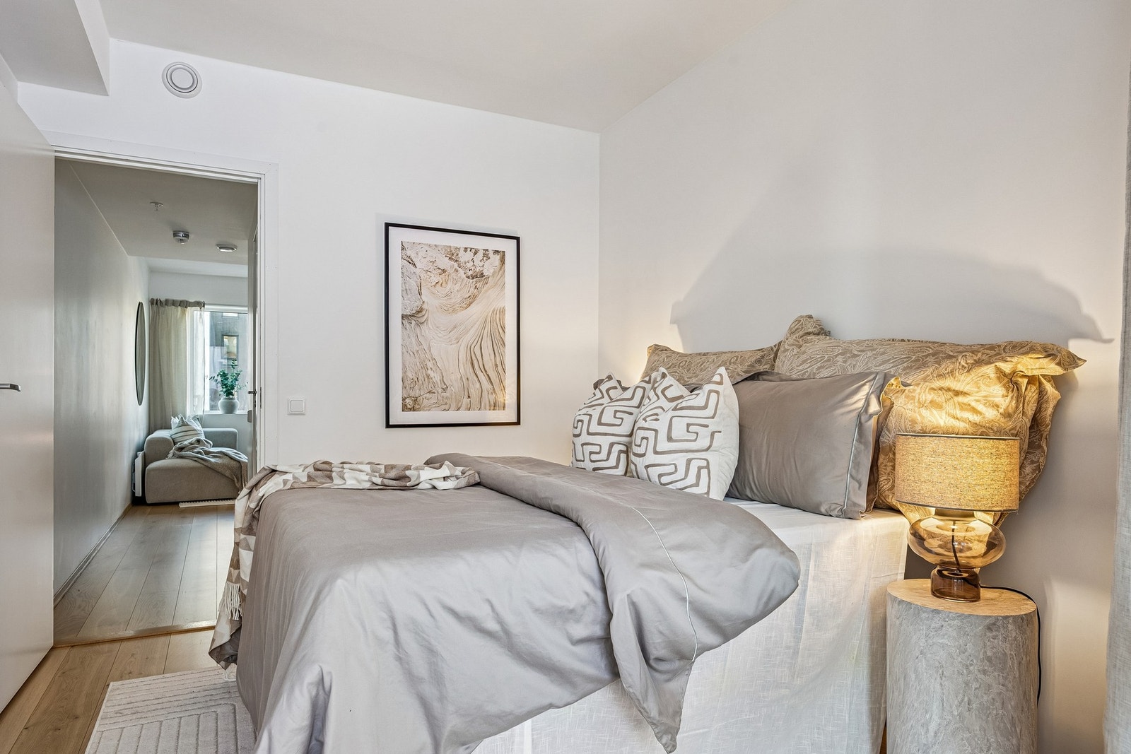 Soverommet oppleves som et privat og behagelig rom, perfekt for både avslapning og en god natts søvn. Galleribilde