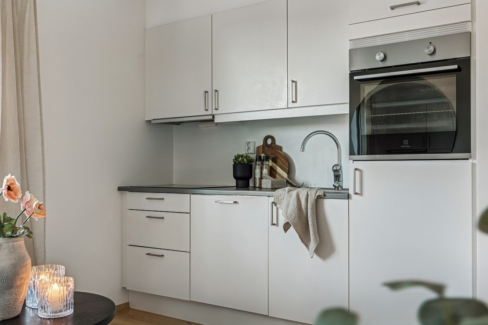 Her er det mekanisk avtrekk over stekesone, opplegg for oppvaskmaskin og plass til alt du trenger for både hverdagsmat og hyggelige middager med venner. Galleribilde