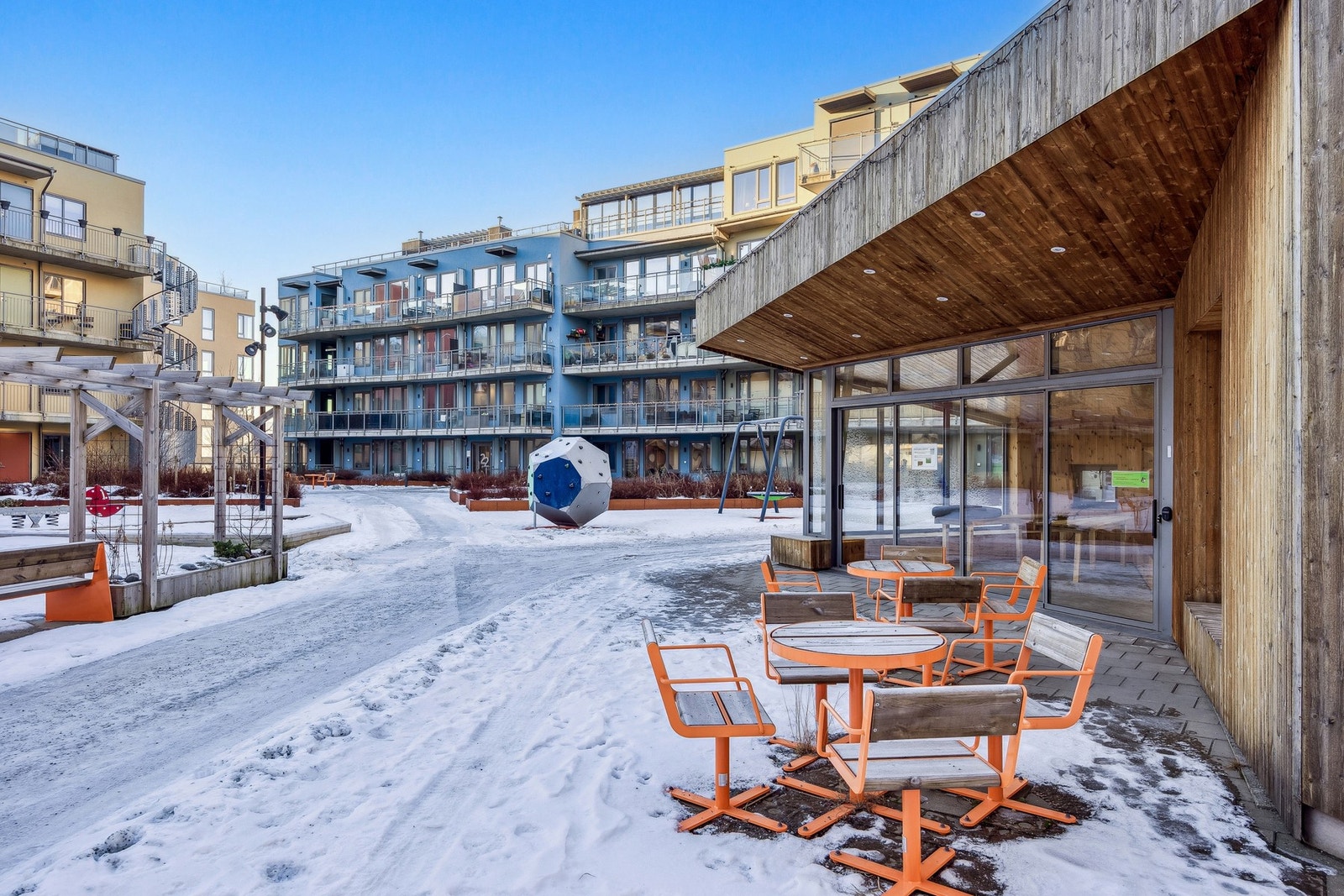 Leiligheten ligger i et svært attraktivt og sentralt område på Lilleby, med gangavstand til City Lade, Solsiden, dagligvare, treningssentre, Ladestien, badeplasser og kollektivtransport. Galleribilde