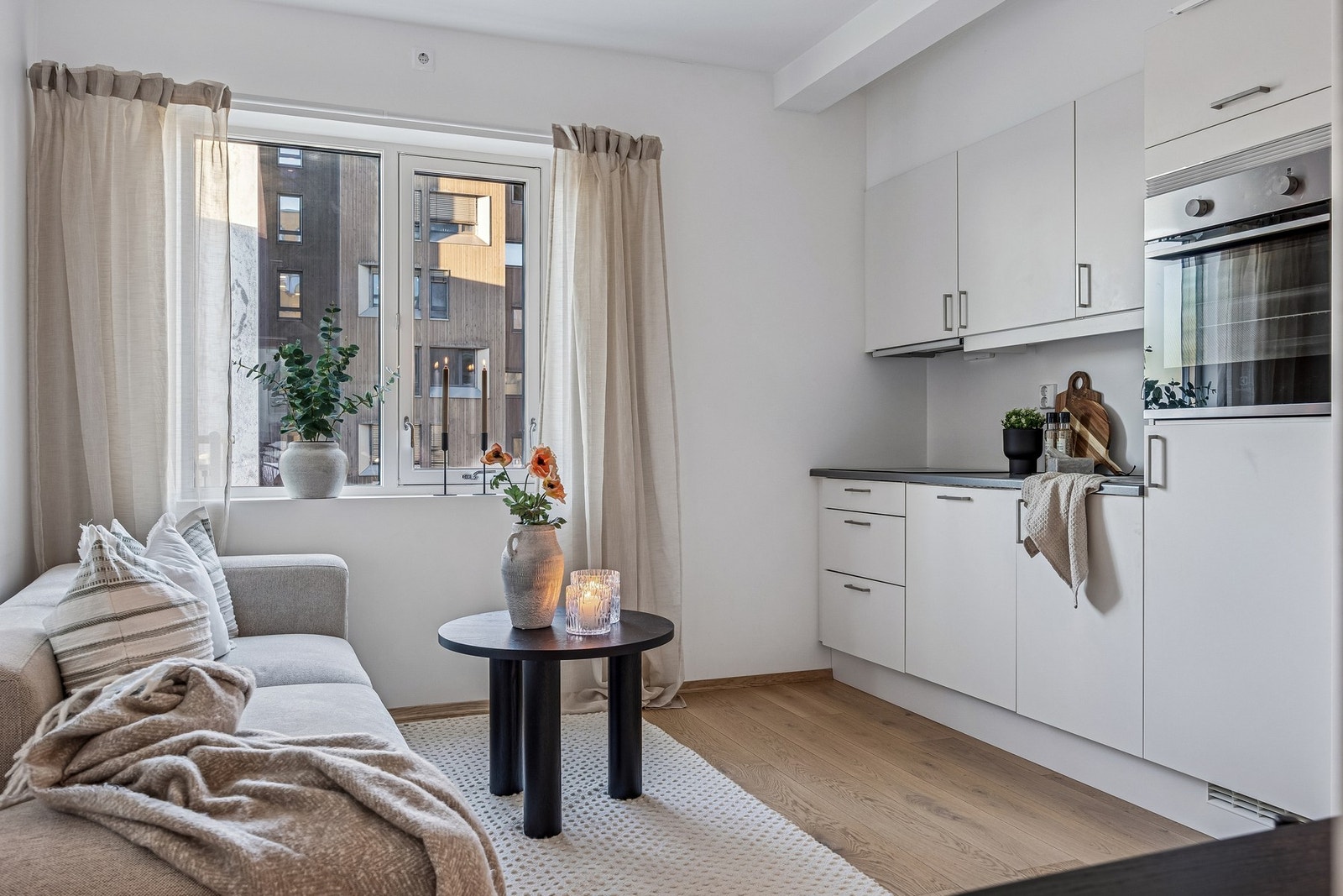 Kjøkkenet fremstår moderne og stilrent med slette fronter, god skap- og benkeplass samt integrerte løsninger. Galleribilde