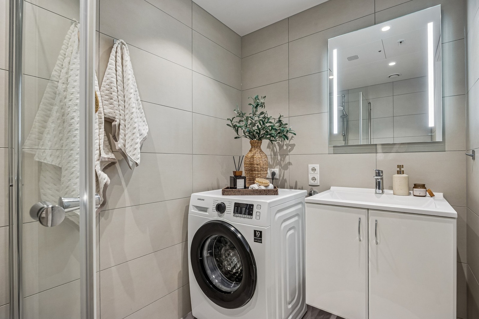 Badet er flislagt på både gulv og vegger, har behagelig gulvvarme, downlights i himling og fremstår som svært moderne og tidsriktig. Galleribilde