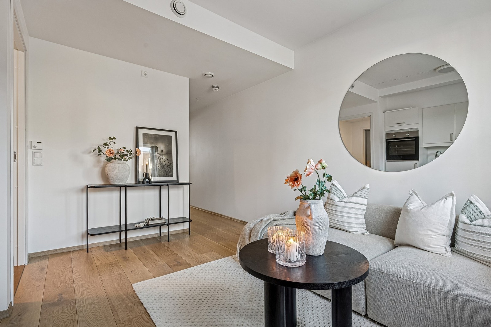 Leiligheten fremstår som meget velholdt og har et bruksareal på 33 m² med praktisk entré, bod, delikat flislagt bad med gulvvarme og opplegg for vaskemaskin, samt romslig soverom med direkte utgang til en stor og skjermet terrasse. Galleribilde