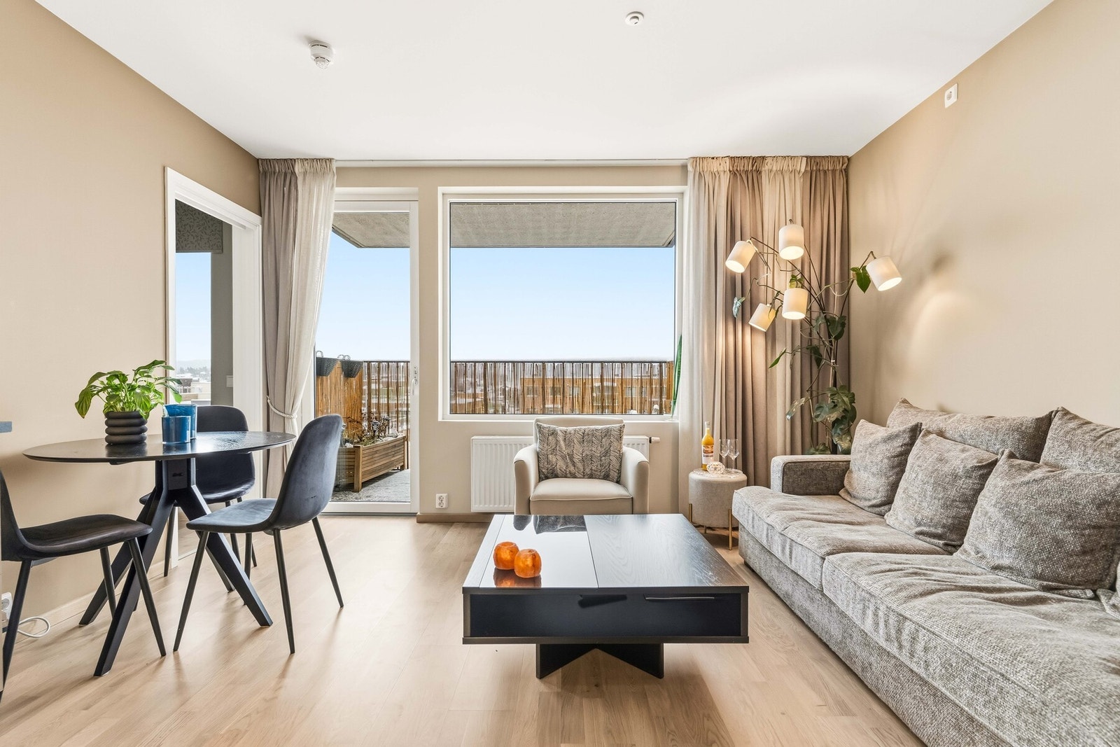 Stuen fremstår sjarmerende og lys, med trestavs parkettgulv og malte veggflater i varme, gjennomgående fargetoner som gir en behagelig atmosfære. Galleribilde