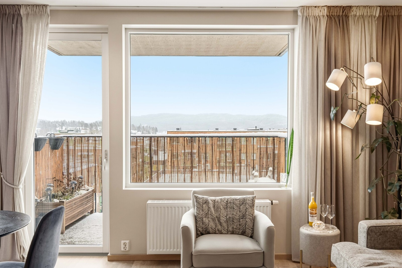 Fra stuen er det utgang til en hyggelig balokng Galleribilde