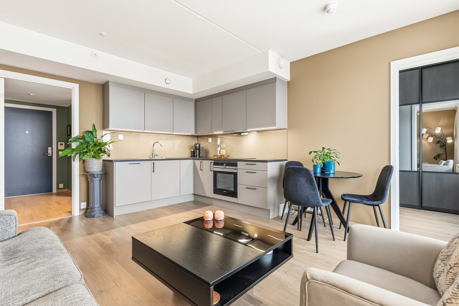 Praktisk åpen stue- og kjøkkenløsning Galleribilde