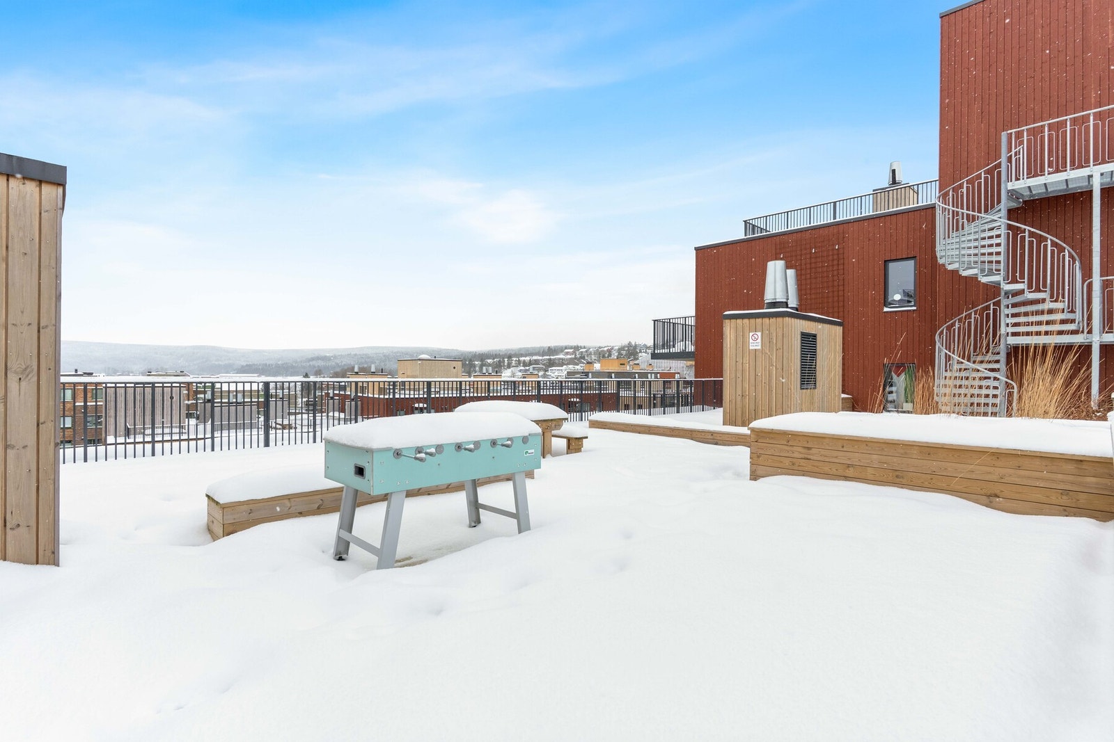 I samme etasje har man takterrassen Galleribilde