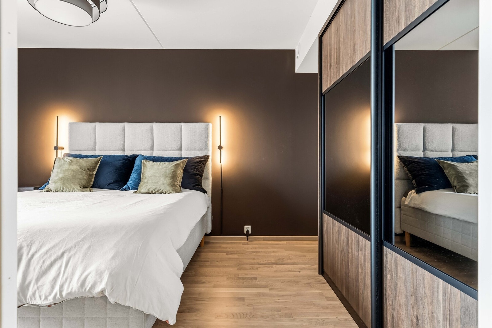 Og har eget plassbygd garderobeskap fra Skapnett Galleribilde