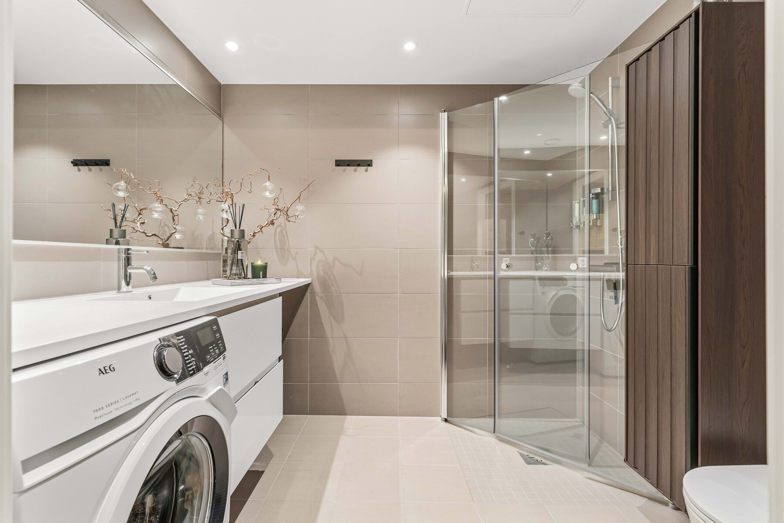 Lekkert bad med fliser og gulvvarme Galleribilde