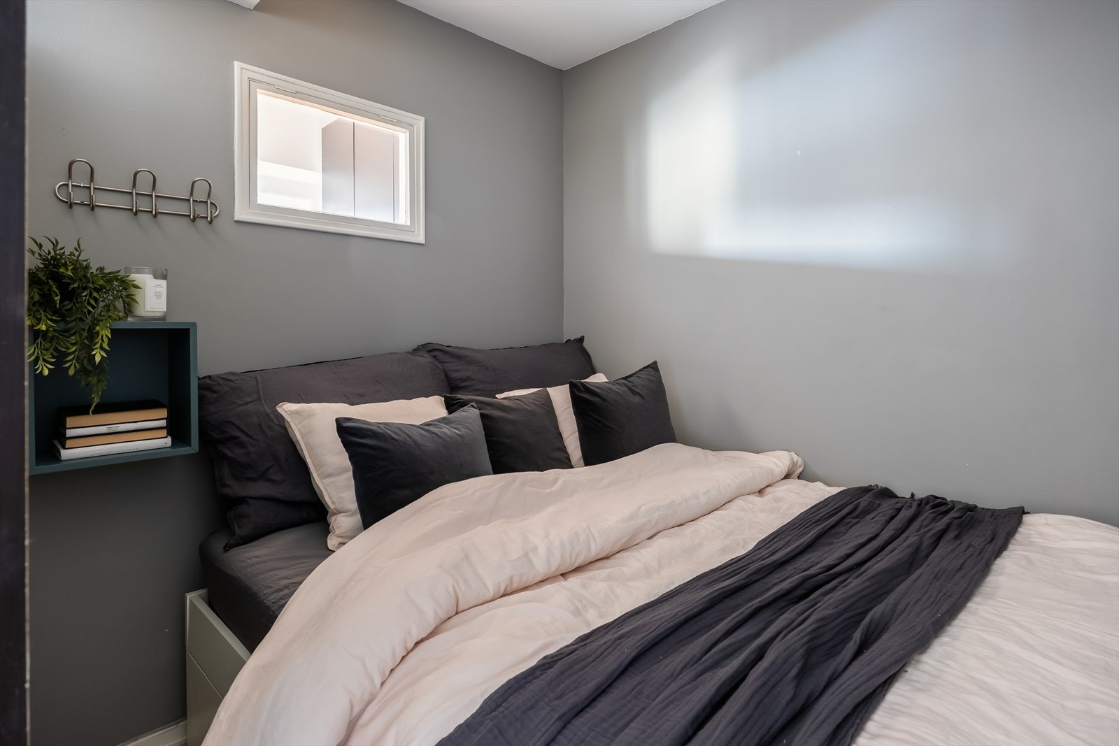 Sovealkoven er på ca. 6 m² og har god plass til ønsket sengestørrelse. Veggene i sovealkoven, stuen og gangen ble malt i 2020. Galleribilde