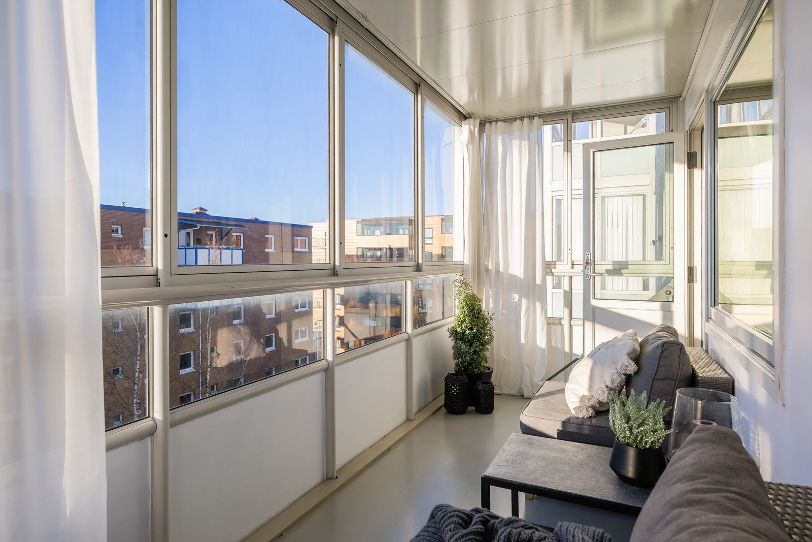 Verandaen er ca. 8 m² og har rikelig med plass til ønsket møblering. Galleribilde