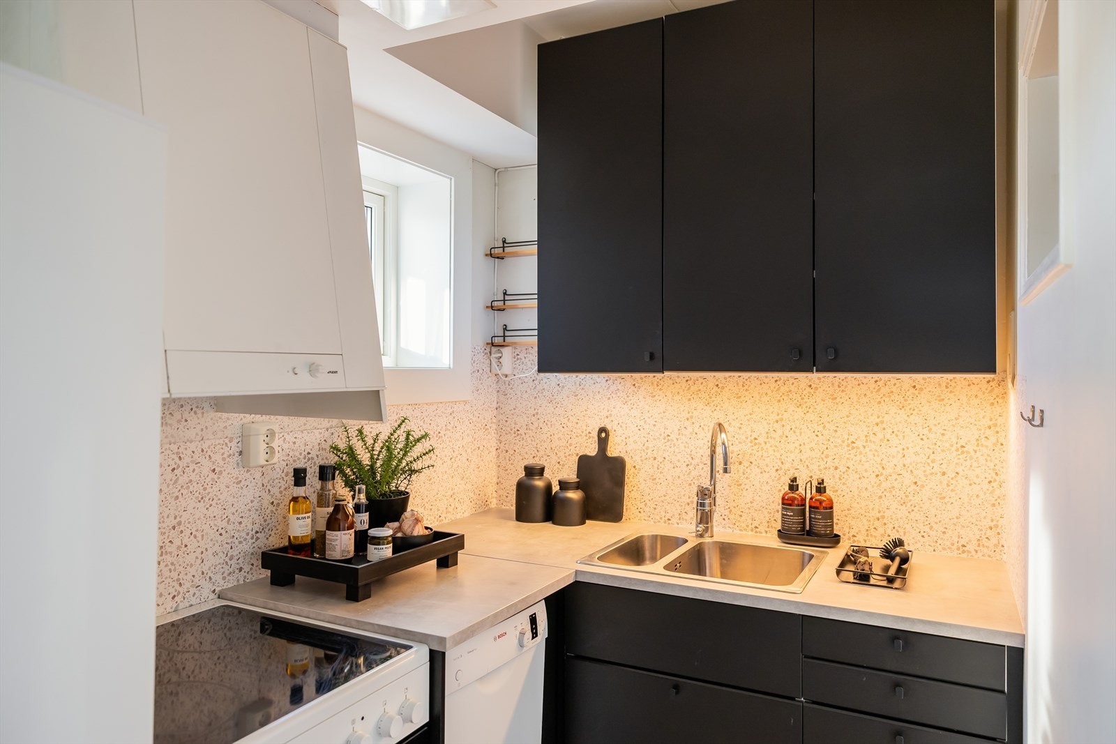 Kjøkkenet holder en pen standard og er vurdert til tilstandsgrad 1 av takstmann. Kjøleskap, stekeovn og oppvaskmaskin medfølger handelen. Galleribilde