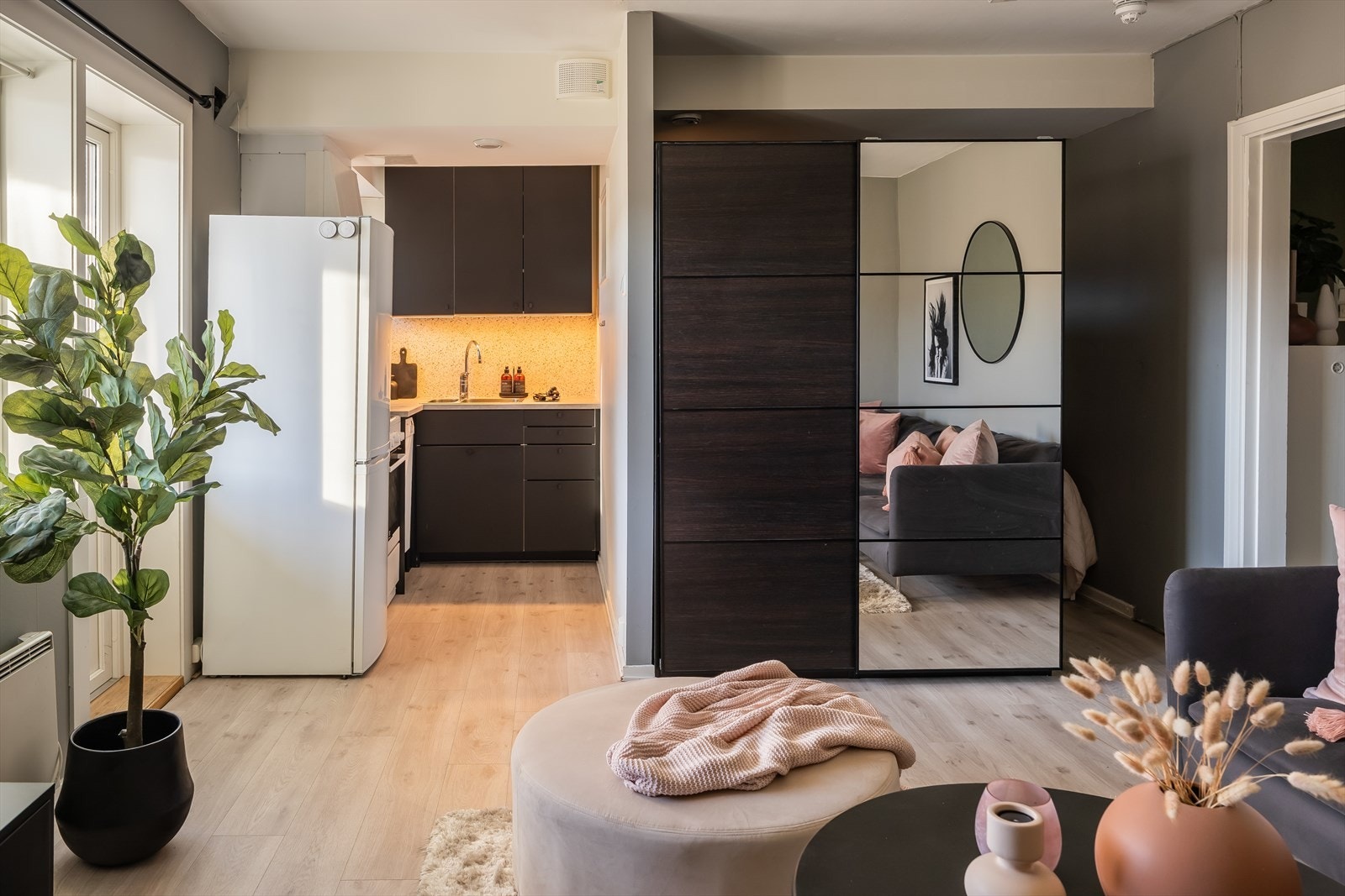 Felleskostnadene inkluderer blant annet TV, internett, betjening av andel fellesgjeld, kommunale avgifter, felles byggningsforsikring og diverse vedlikehold/drift iht. regnskap. Galleribilde