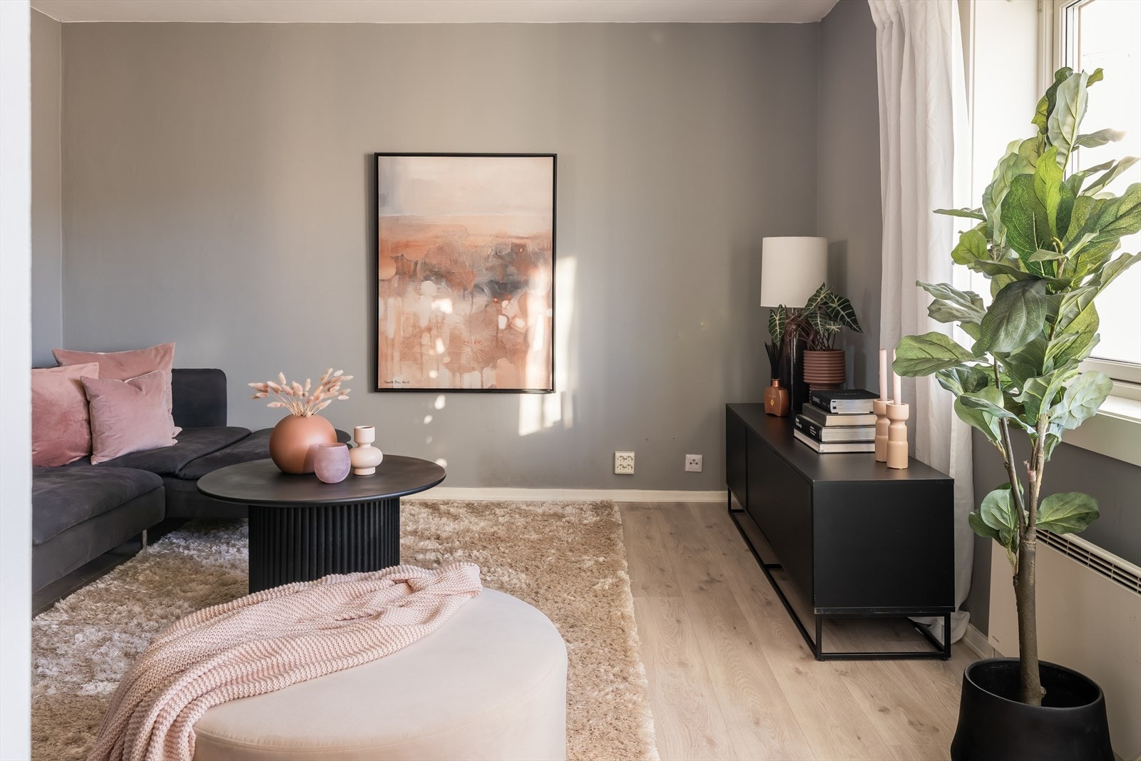 Leiligheten har sentral og attraktiv beliggenhet med nærhet til blant annet NTNU Gløshaugen, Helgasetr, St. Olavs og NTNU Handelshøyskolen. Det er også kort vei til Trondheim sentrum med "alt" av fasiliteter. Galleribilde